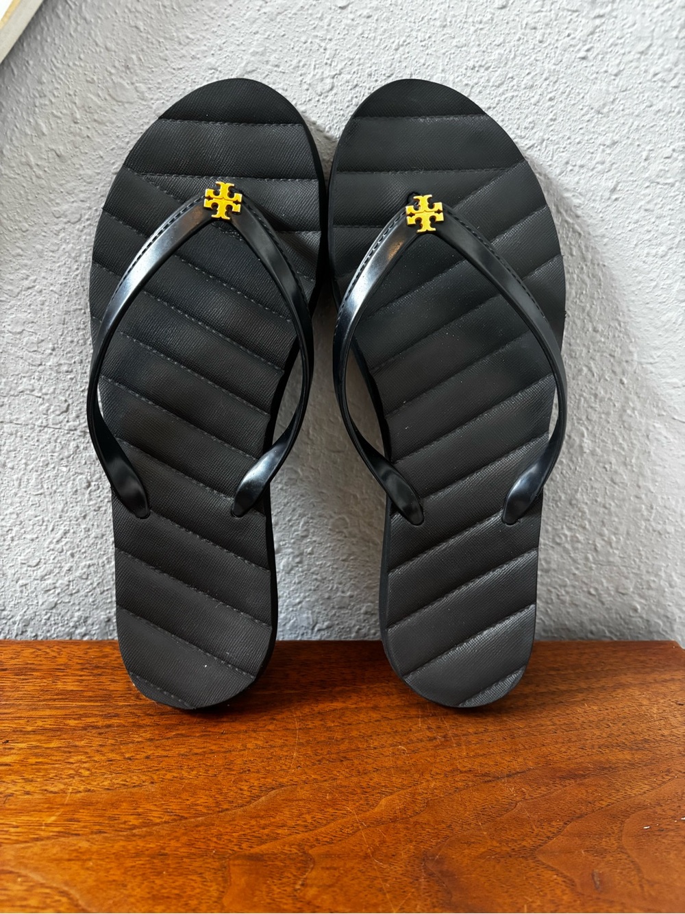 Tory Burch Kira flip-flop sandals in perfect black and gold (9) - Picture 8 of 11